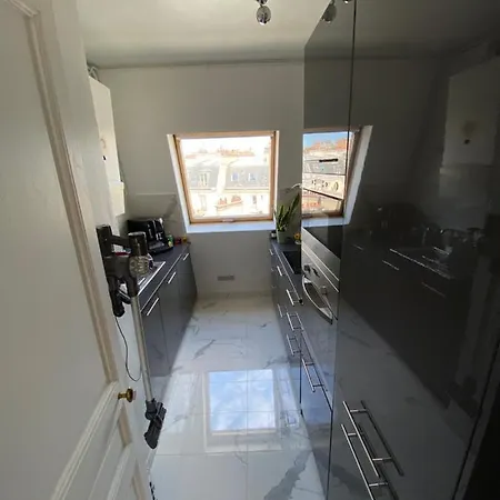 Lumineux, Parc Monceau, Champs Elysees, Sacre Coeur Paris