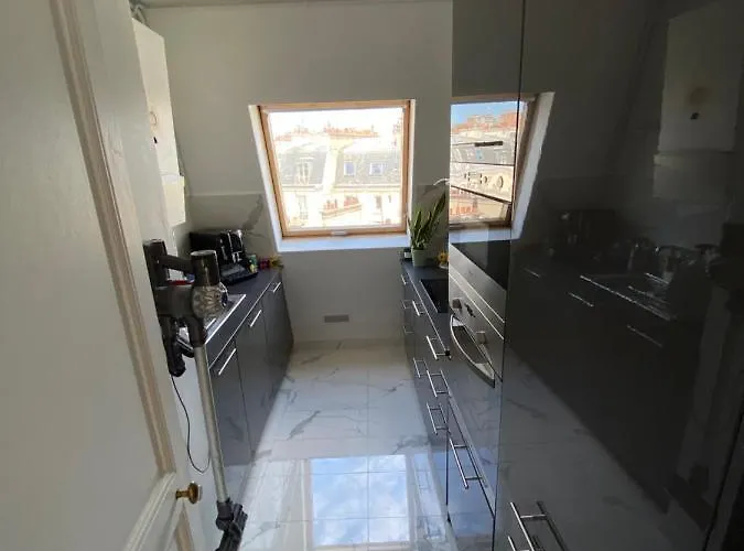 Lumineux, Parc Monceau, Champs Elysees, Sacre Coeur Paris